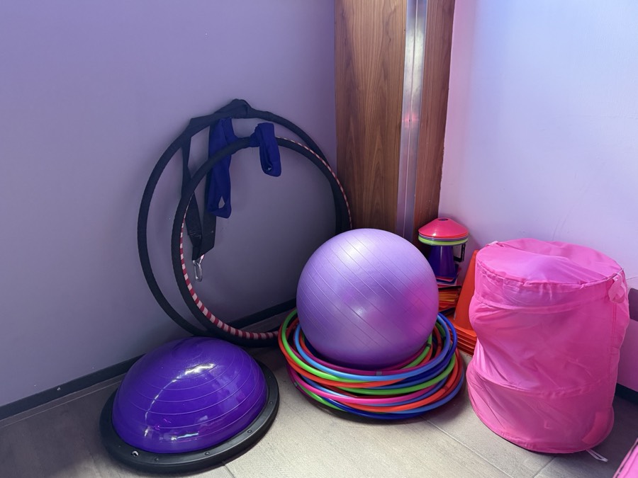 Aros, pelotas y material de pilates guardados en el estudio.